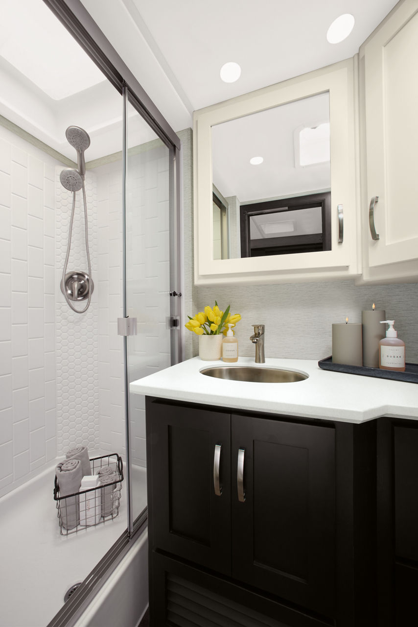 Bay Star Sport 25 INT Bathroom FNL RGB
