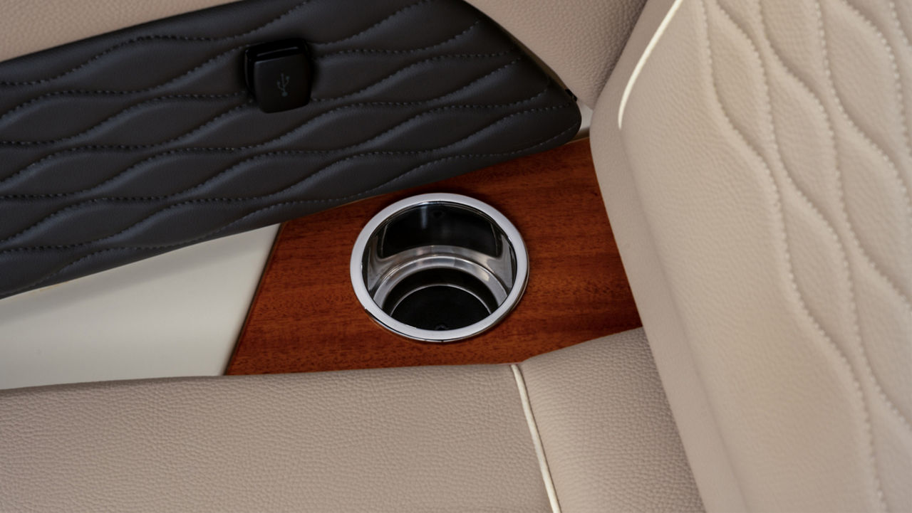 Bow Cupholder with USB Port