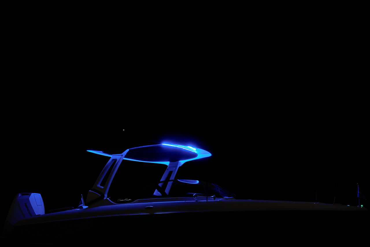 Sportster 28 Outboard Feature Halo Top