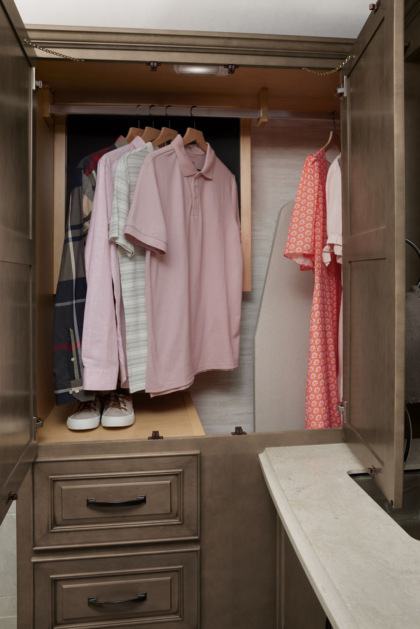 Dutch Star 25 INT Closet FNL RGB