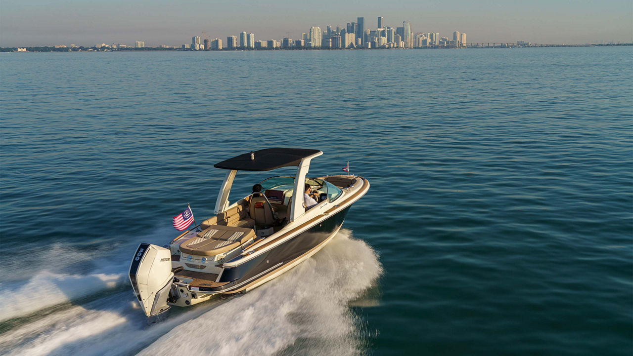 Launch 25 GT boat on the water driving forward