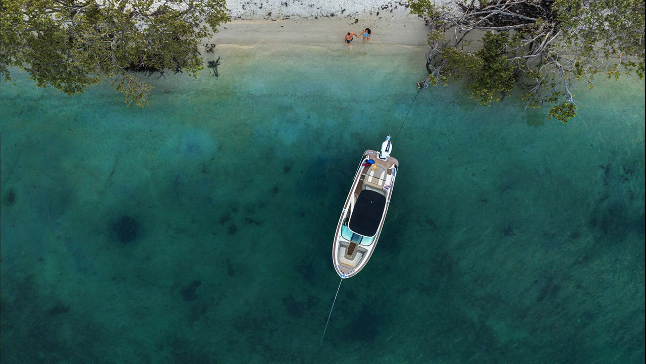 Above view on the Launch 25 GT boat