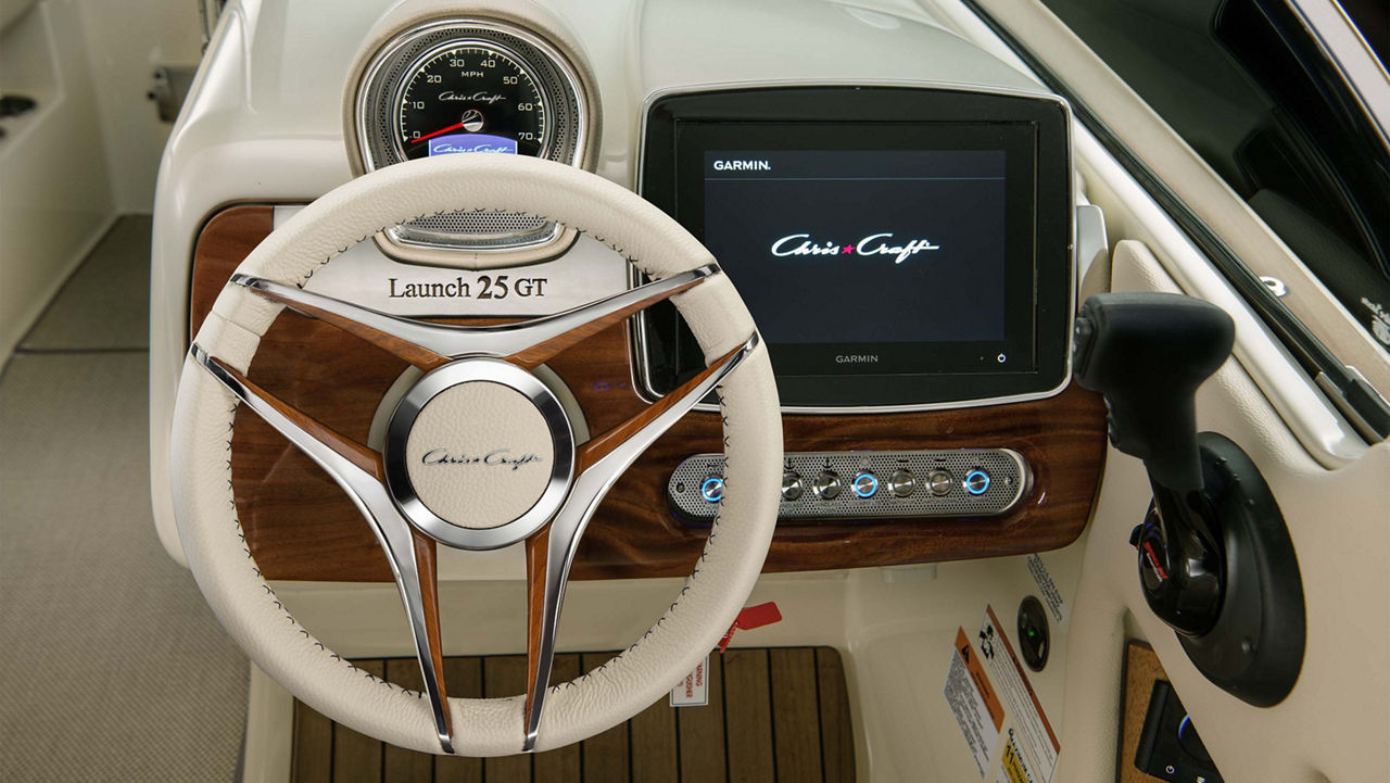 Front driver console of the Launch 25 GT boat