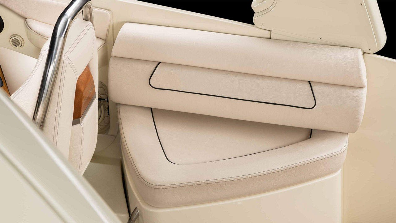 launch 28 gt starboard seat with underseat storage